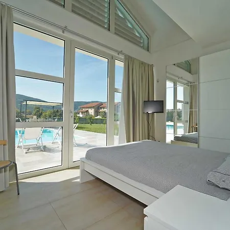 Micol 5' From The Sea! * Luni