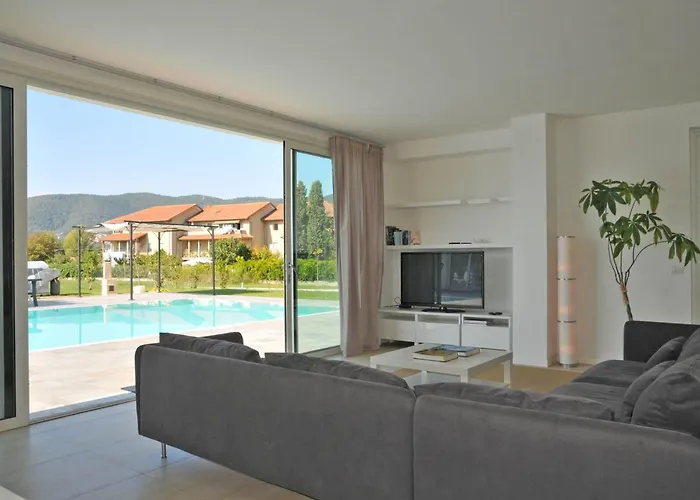 Micol 5' From The Sea! Luni