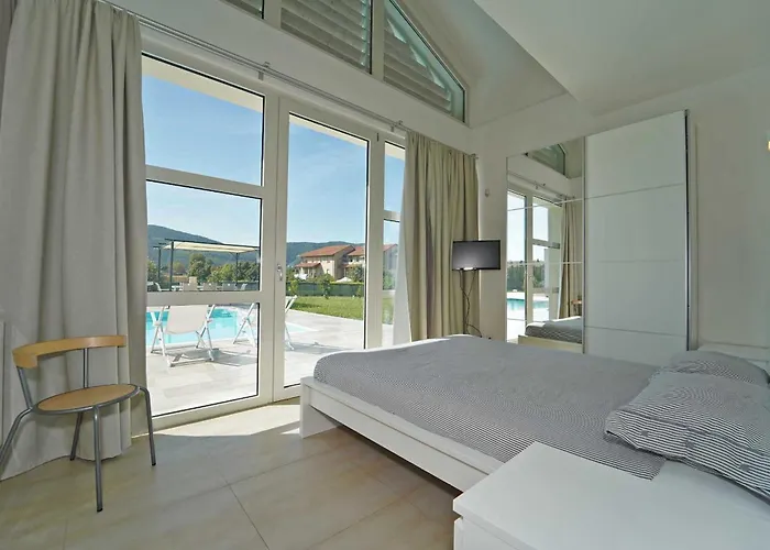 Micol 5' From The Sea! * Luni